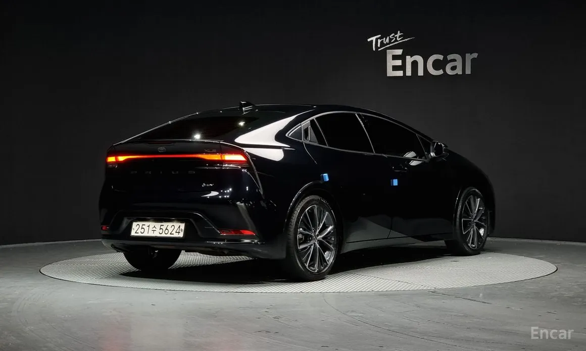 Фото 2 - Toyota Prius