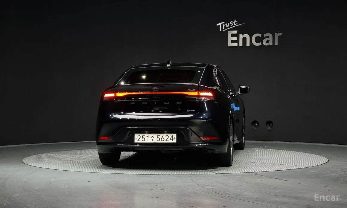 Фото 4 - Toyota Prius