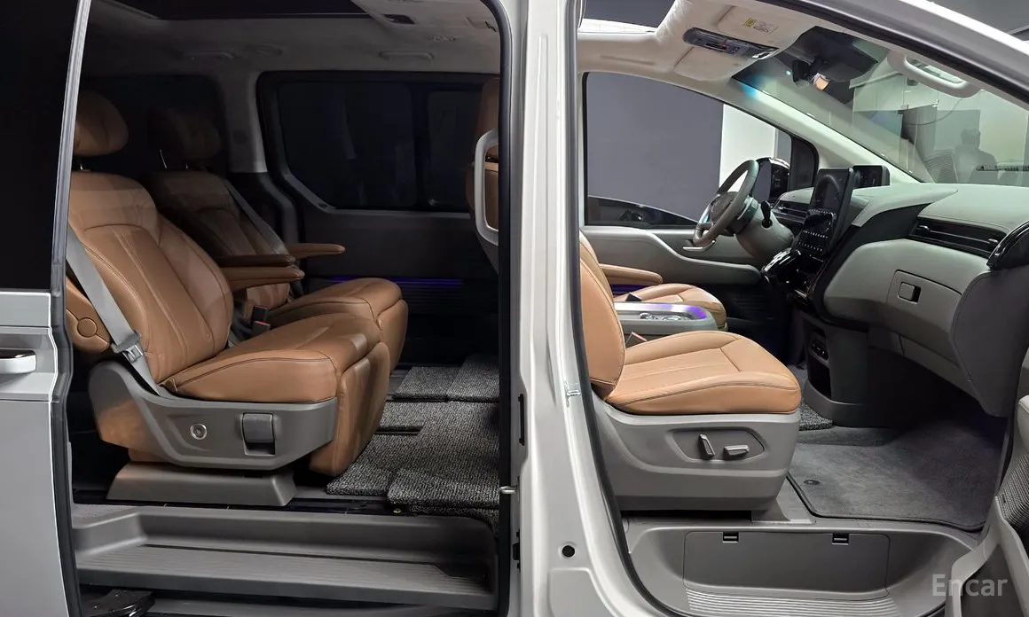 Photo 10 - Hyundai Staria