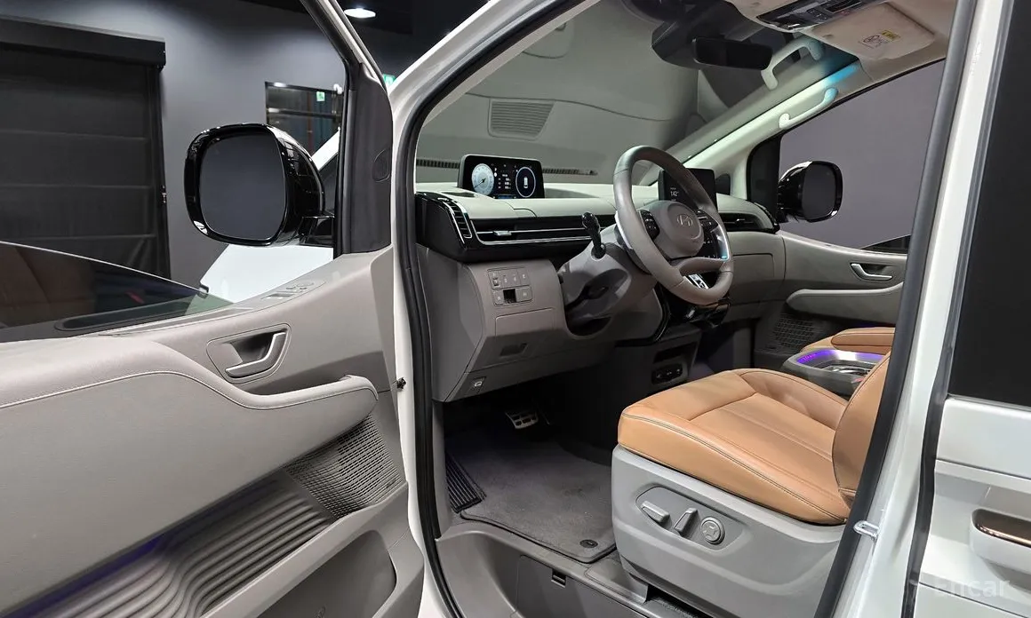 Photo 11 - Hyundai Staria