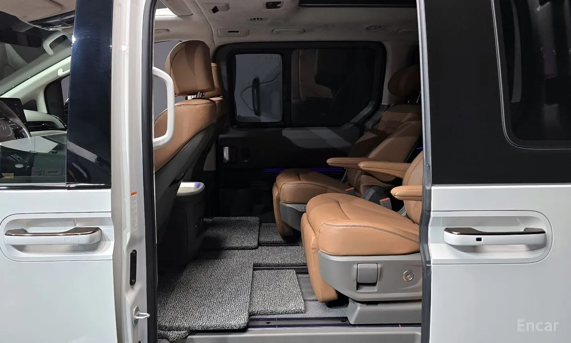 Photo 12 - Hyundai Staria