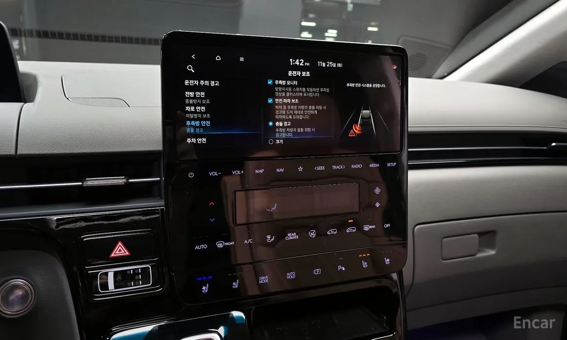 Photo 15 - Hyundai Staria