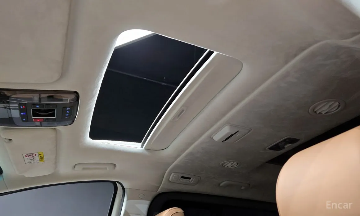 Photo 19 - Hyundai Staria