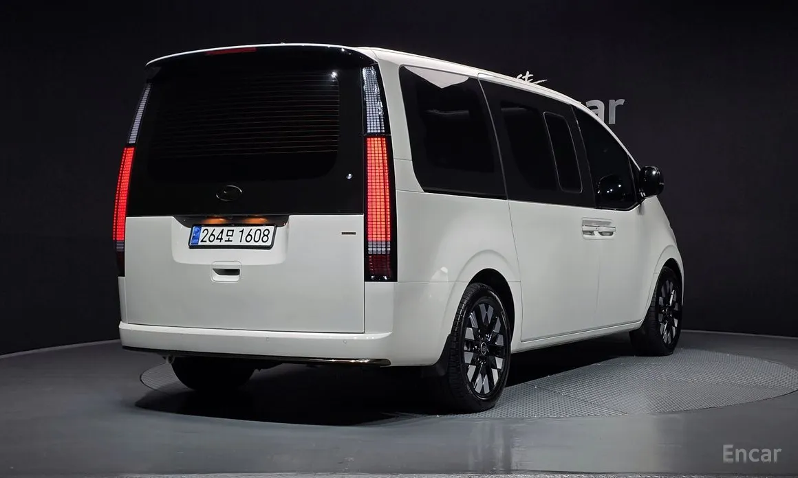 Photo 2 - Hyundai Staria