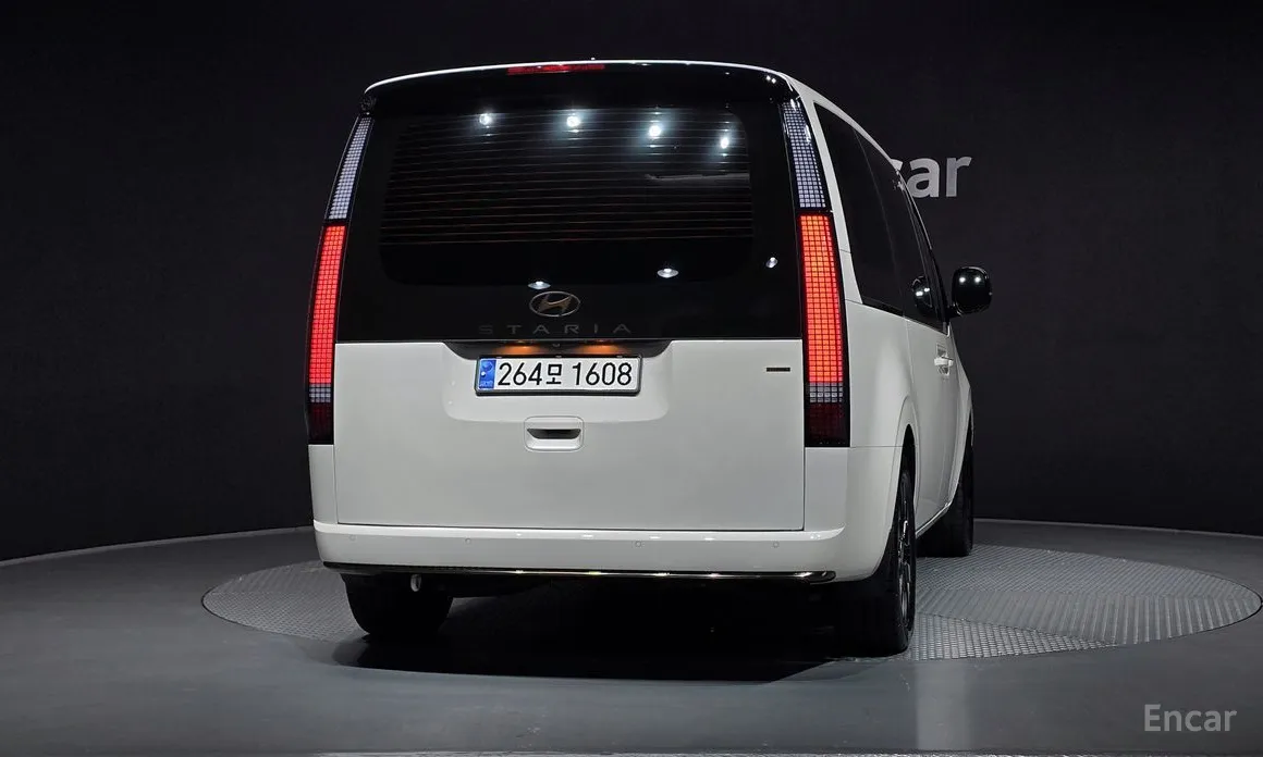 Photo 4 - Hyundai Staria