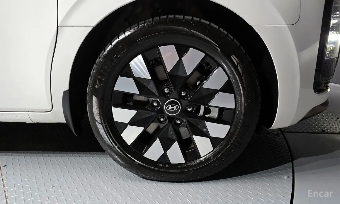 Photo 5 - Hyundai Staria