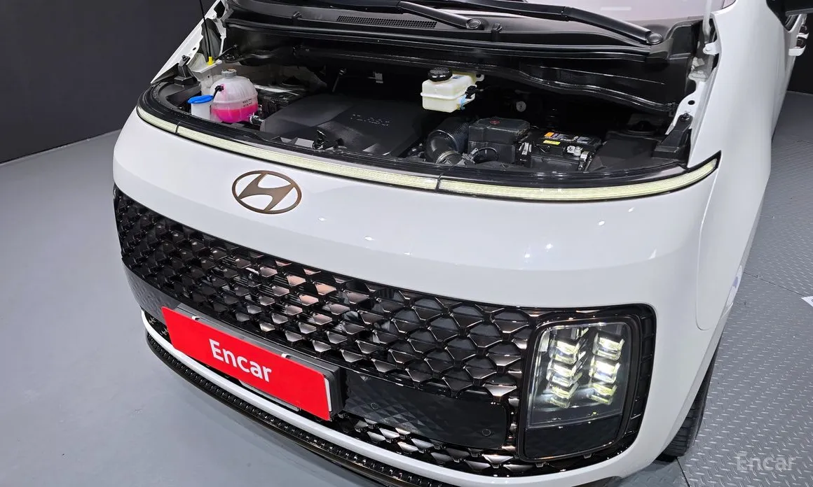 Photo 6 - Hyundai Staria