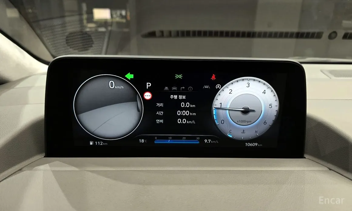 Photo 8 - Hyundai Staria