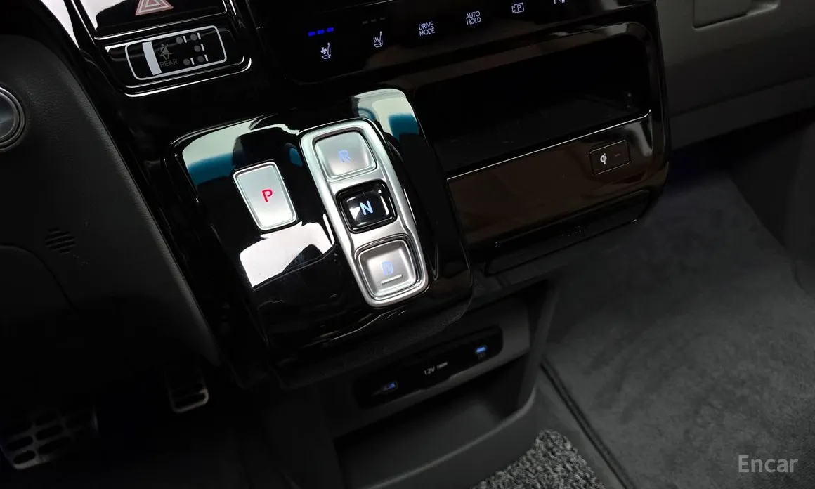 Photo 9 - Hyundai Staria