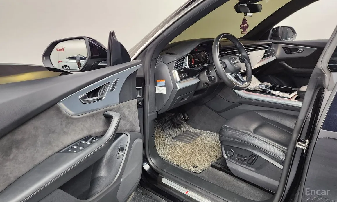 Фото 10 - Audi Q8