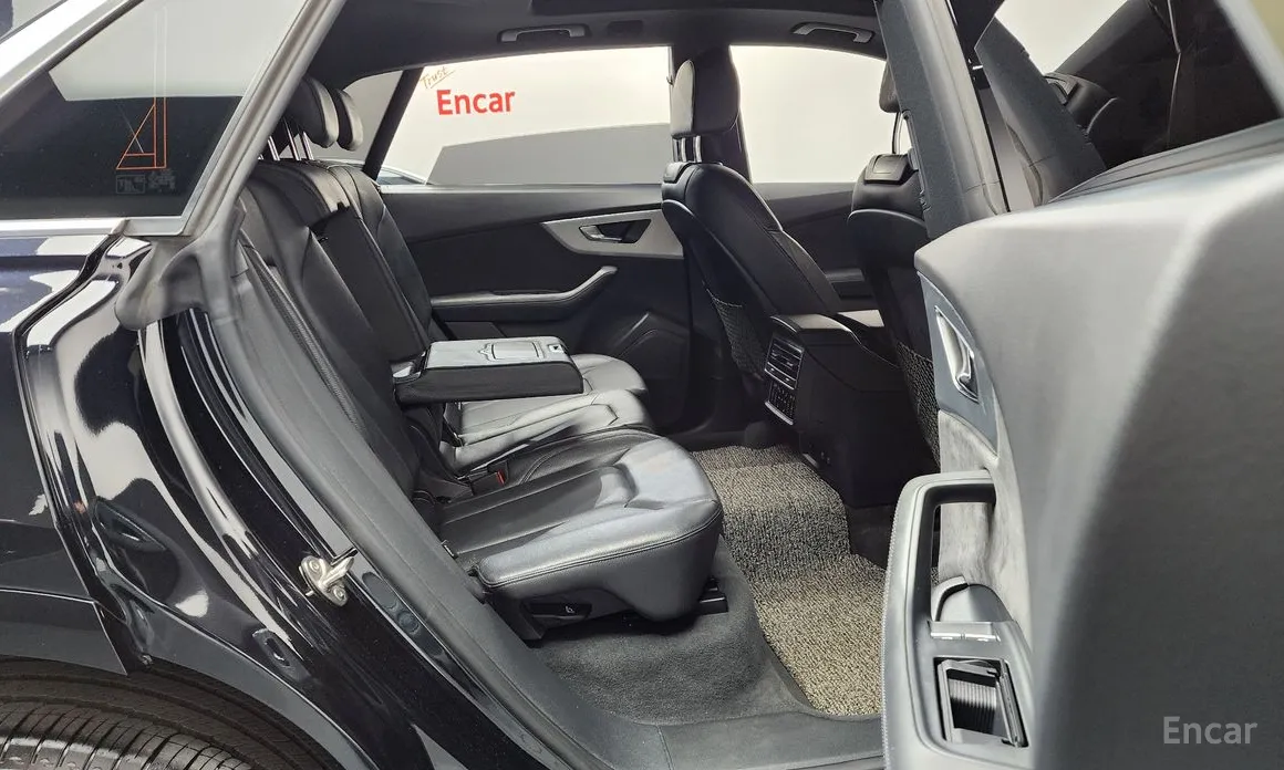 Фото 12 - Audi Q8