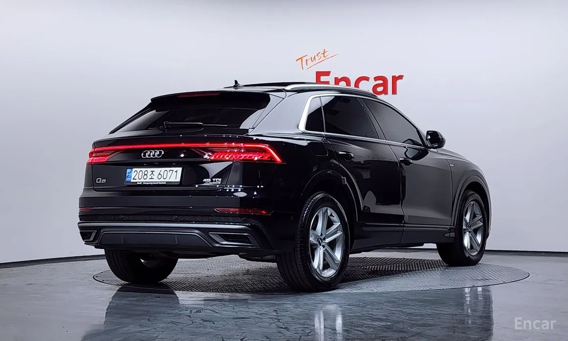 Фото 2 - Audi Q8