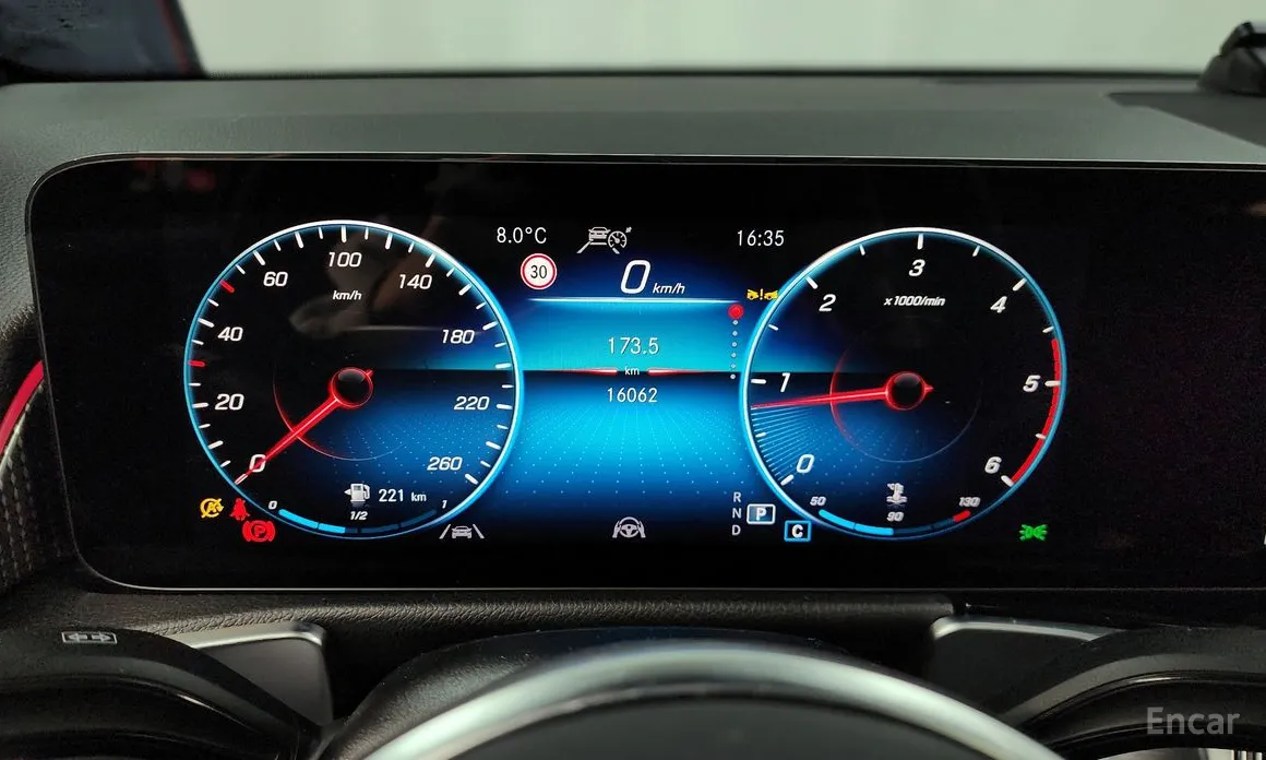 Фото 8 - Mercedes-Benz GLB-Class