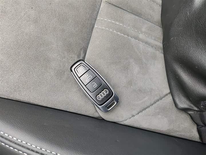 Фото 9 - Audi A6L