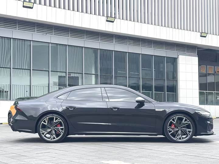 Фото 9 - Audi A7L