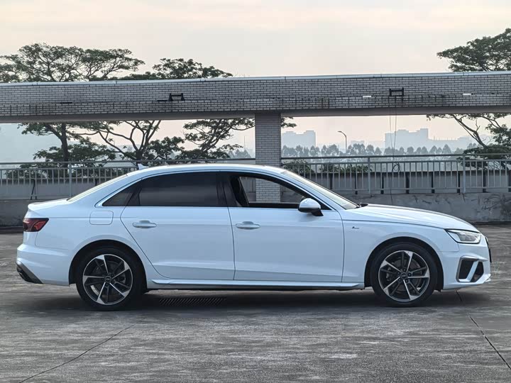 Фото 4 - Audi A4L