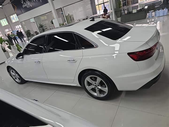 Фото 5 - Audi A4L