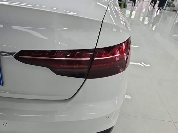 Фото 8 - Audi A4L