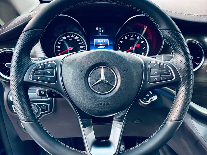 Фото 5 - Mercedes-Benz V-Class