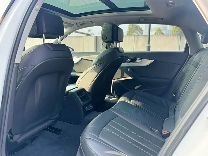 Фото 6 - Audi A4L