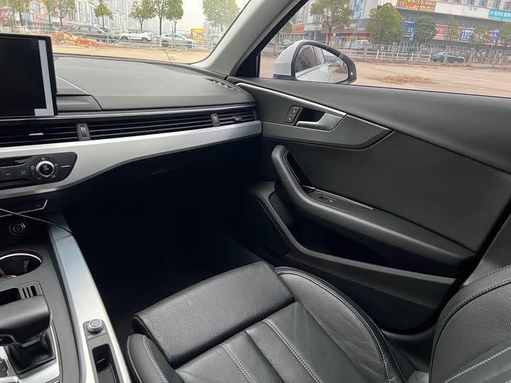 Фото 8 - Audi A4L