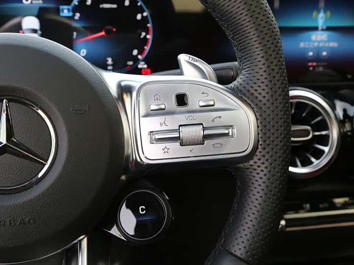 Фото 7 - Mercedes-Benz GLB-Class AMG