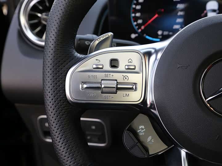 Фото 8 - Mercedes-Benz GLB-Class AMG