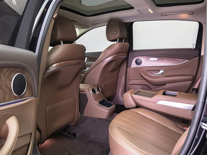 Фото 7 - Mercedes-Benz E-Class