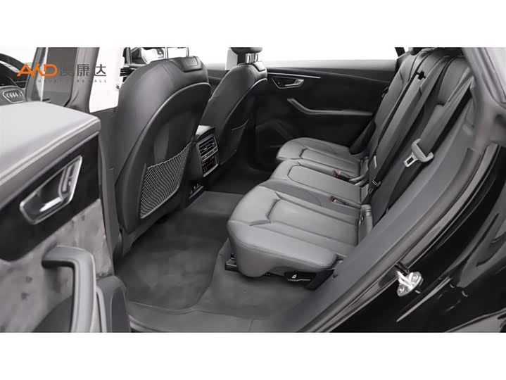 Фото 7 - Audi Q8