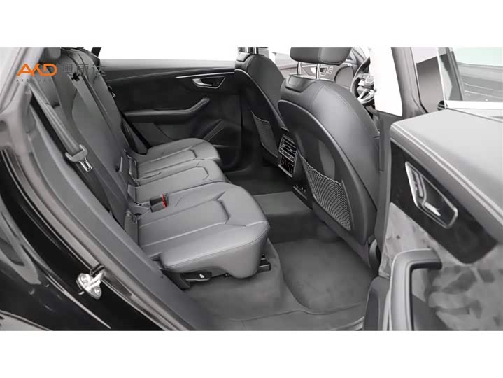 Фото 8 - Audi Q8