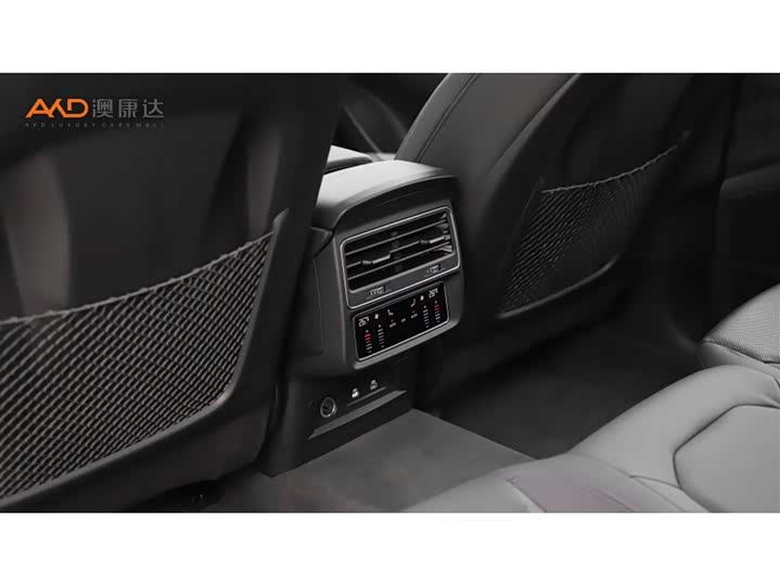 Фото 9 - Audi Q8