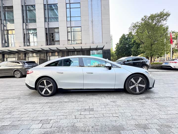 Фото 8 - Mercedes-Benz EQS