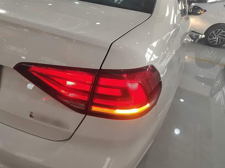 Фото 8 - Volkswagen Lavida