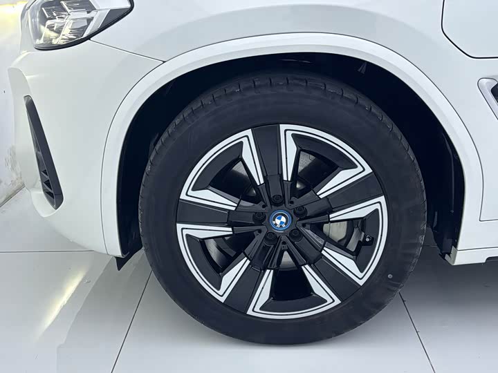 Фото 9 - BMW iX3