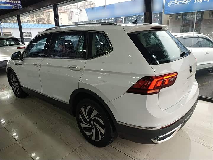 Фото 5 - Volkswagen Tiguan L Pro