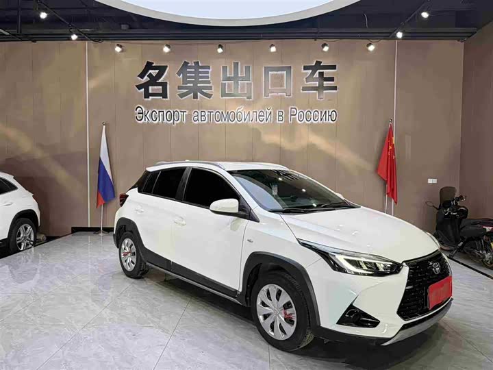 Фото 3 - Toyota Yaris L Hatchback