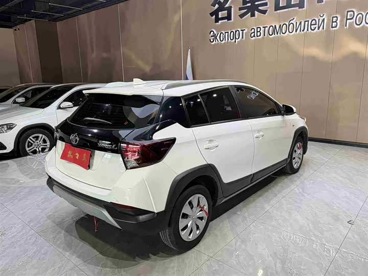 Фото 4 - Toyota Yaris L Hatchback