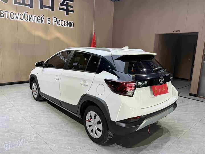 Фото 6 - Toyota Yaris L Hatchback