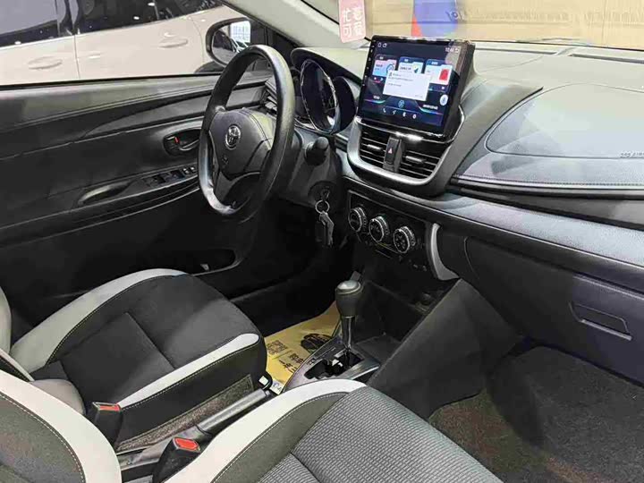 Фото 9 - Toyota Yaris L Hatchback