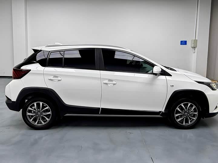 Фото 4 - Toyota Yaris L Hatchback