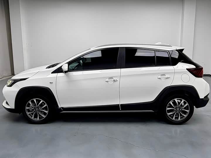 Фото 5 - Toyota Yaris L Hatchback