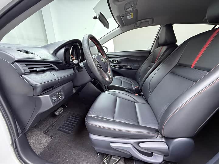 Фото 6 - Toyota Yaris L Hatchback