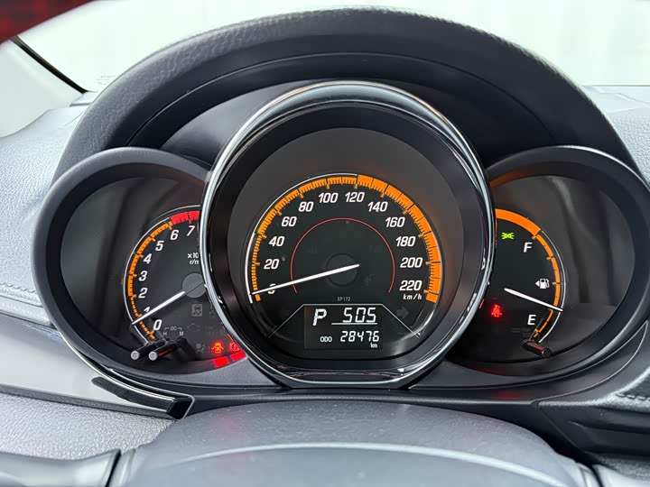 Фото 8 - Toyota Yaris L Hatchback