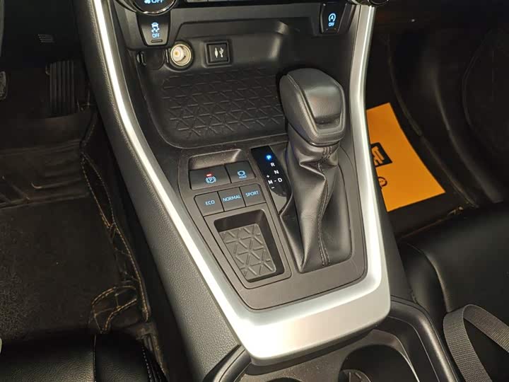 Фото 6 - Toyota RAV4