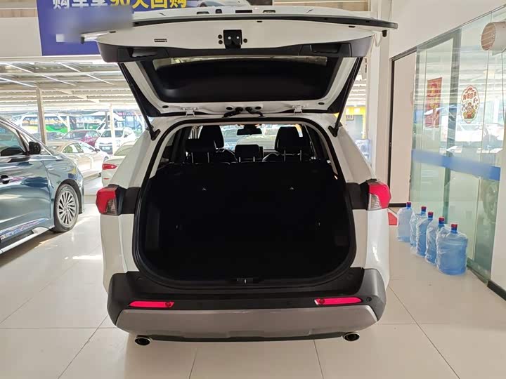 Фото 9 - Toyota RAV4