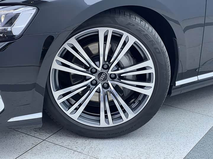 Фото 7 - Audi A8