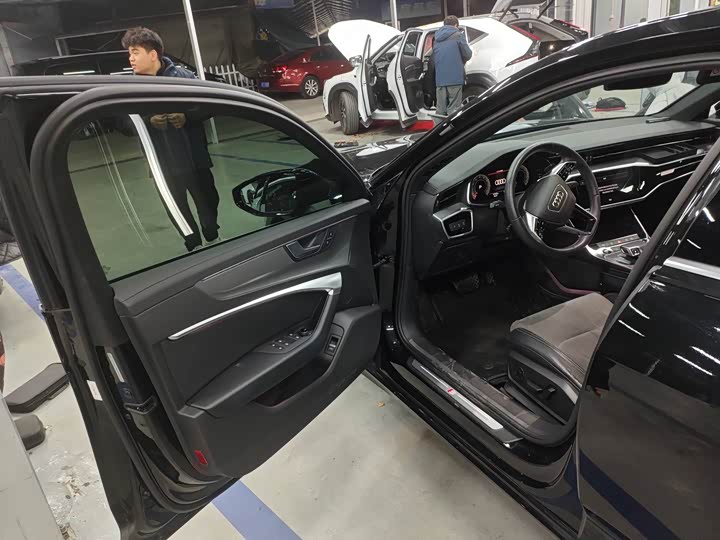 Фото 5 - Audi A6L