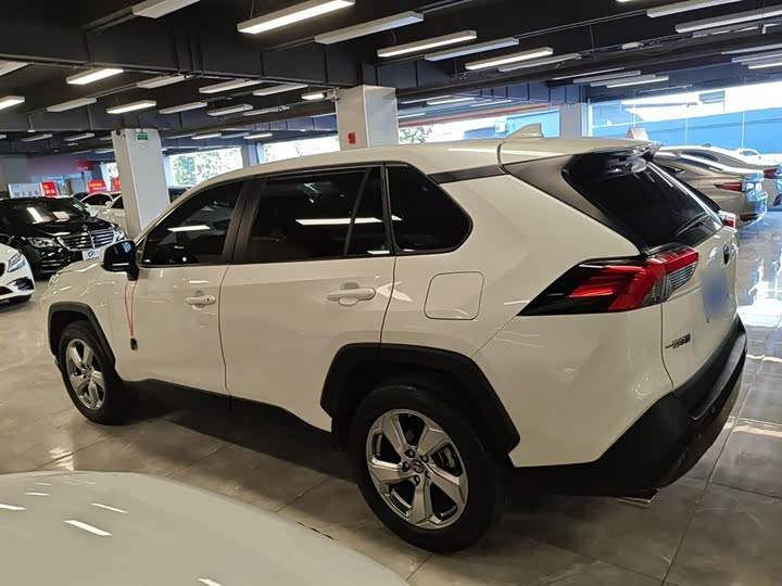 Фото 5 - Toyota RAV4