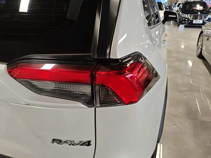 Фото 8 - Toyota RAV4