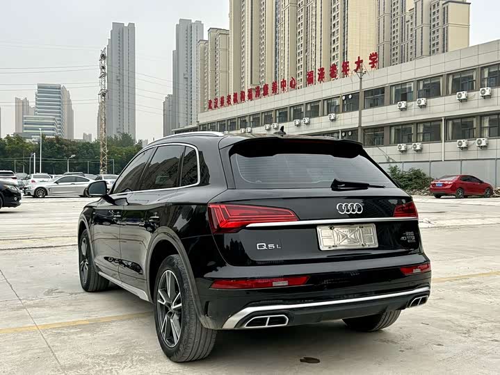 Фото 9 - Audi Q5L